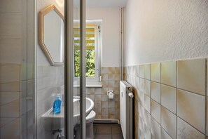 Shower, towels - Apartment 'Am Geiseltalsee' with Wi-Fi (Mücheln (Geiseltal))