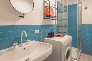 Douche, sèche-cheveux, bidet, serviettes fournies