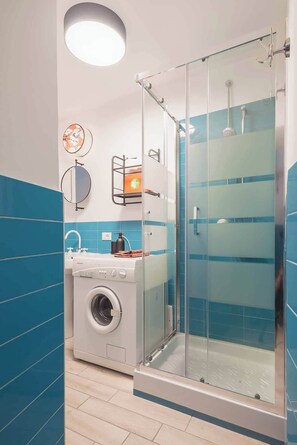 Douche, sèche-cheveux, bidet, serviettes fournies