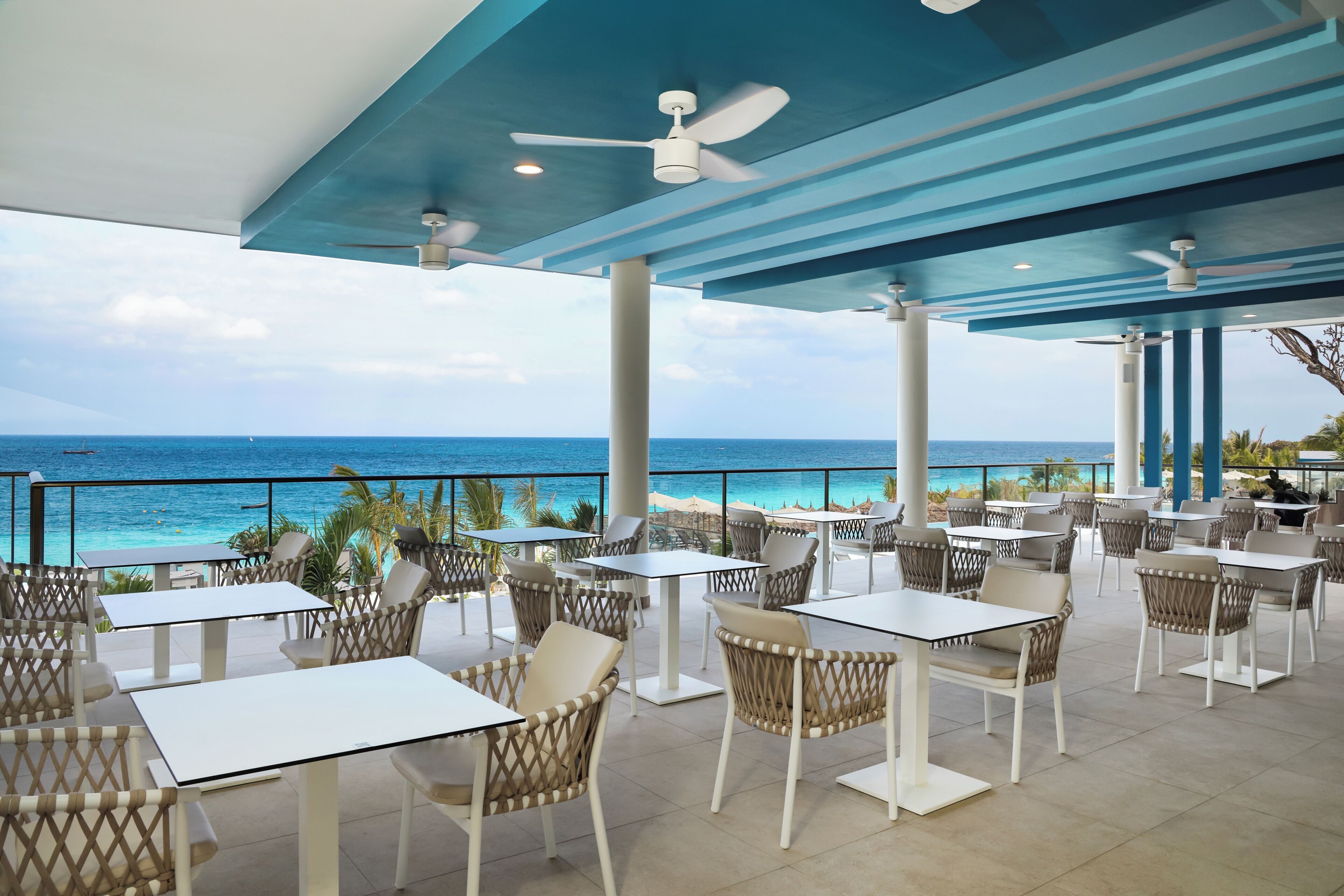 Bar en bord de piscine