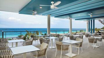 Bar en bord de piscine