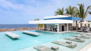 3 buitenzwembaden, parasols bij het zwembad en ligstoelen