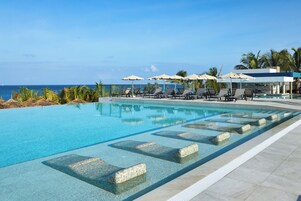 3 piscinas externas, guarda-sóis, espreguiçadeiras