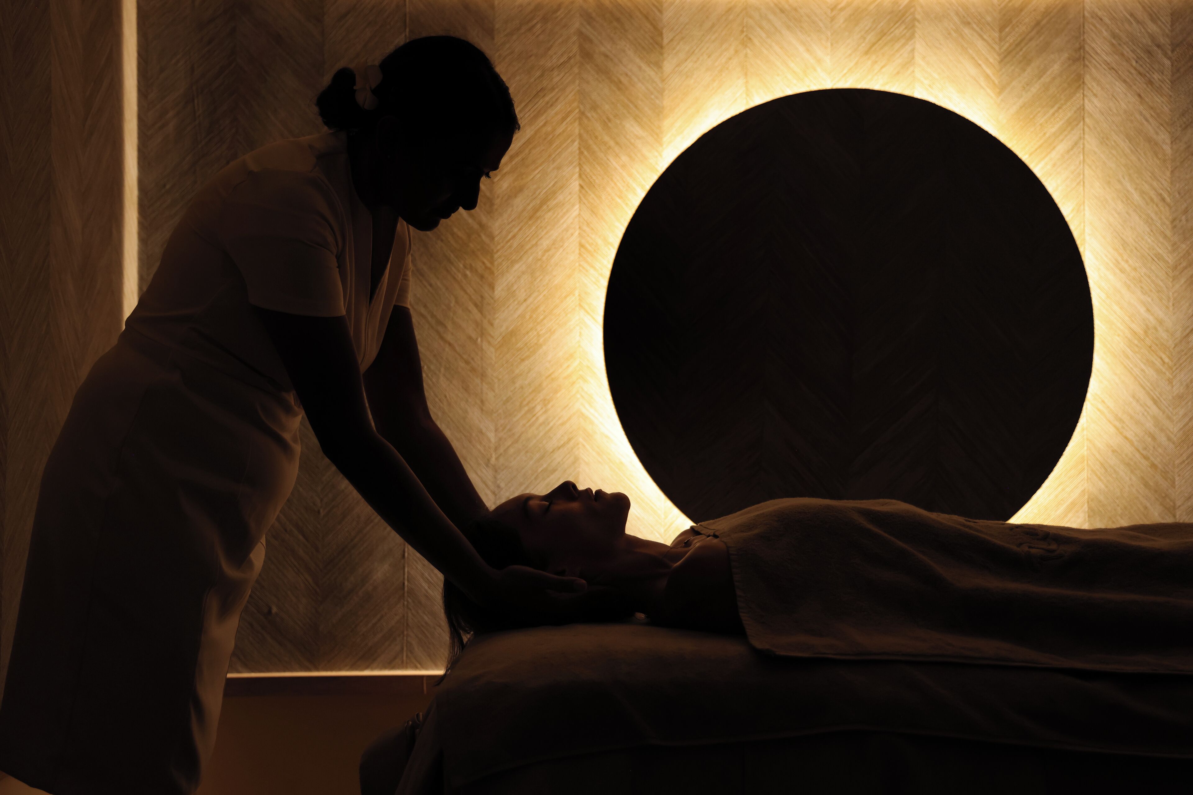 Aromaterapiaa, käsi- ja jalkahoitoja, hierontapalveluita