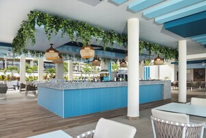 Bar junto a la piscina