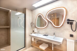 Secadora de cabello, toallas, jabón, shampoo