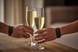 Minibar (inkludert), safe på rommet og strykejern/-brett