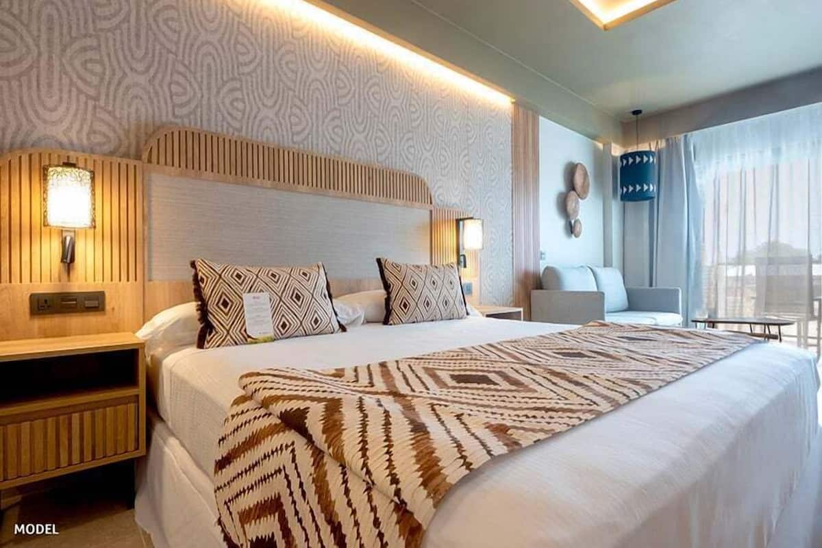 Free minibar, in-room safe, iron/ironing board, free WiFi