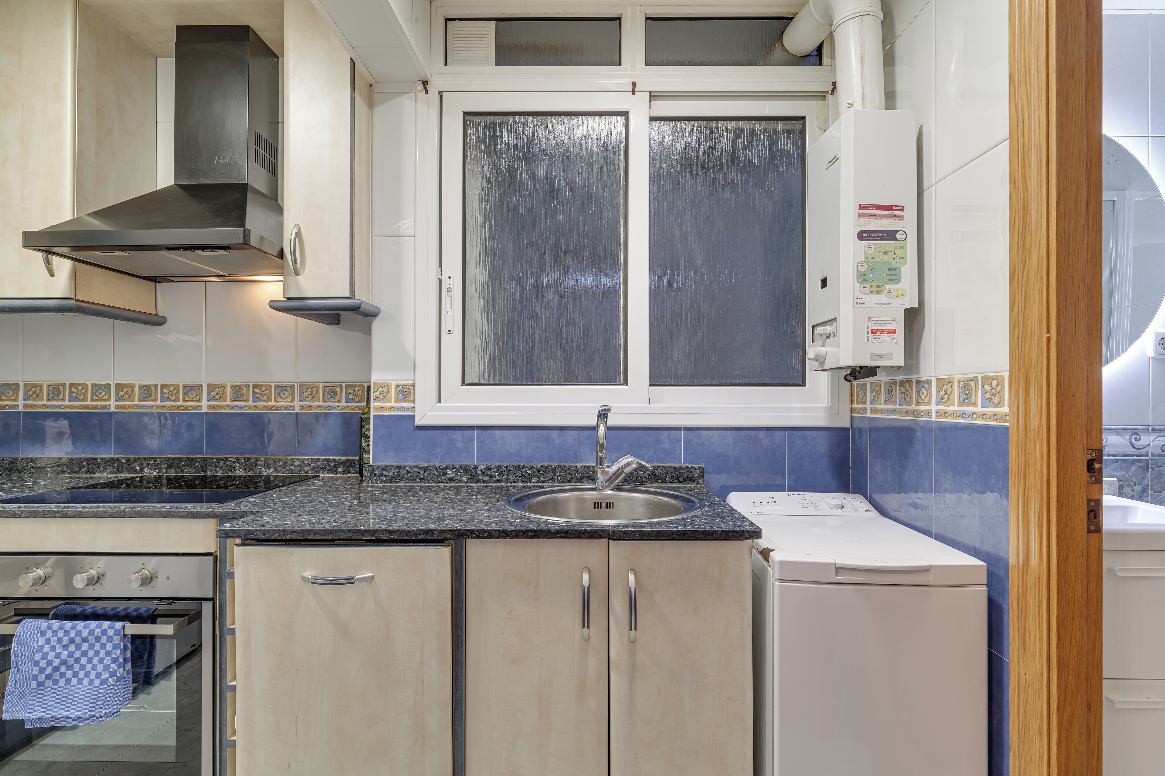 Een koelkast, een magnetron, een oven, een koffiezetapparaat/waterkoker