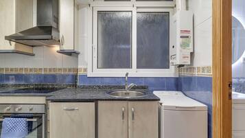 Een koelkast, een magnetron, een oven, een koffiezetapparaat/waterkoker