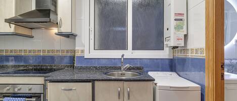 Réfrigérateur, micro-ondes, four, cafetière/bouilloire