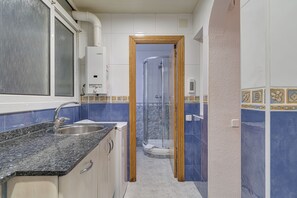 Secador de pelo, toallas