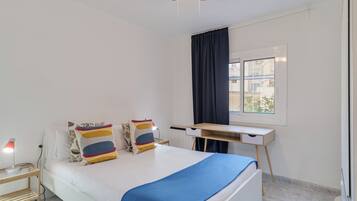 Een bureau, een strijkplank/strijkijzer, reisbedje, gratis wifi