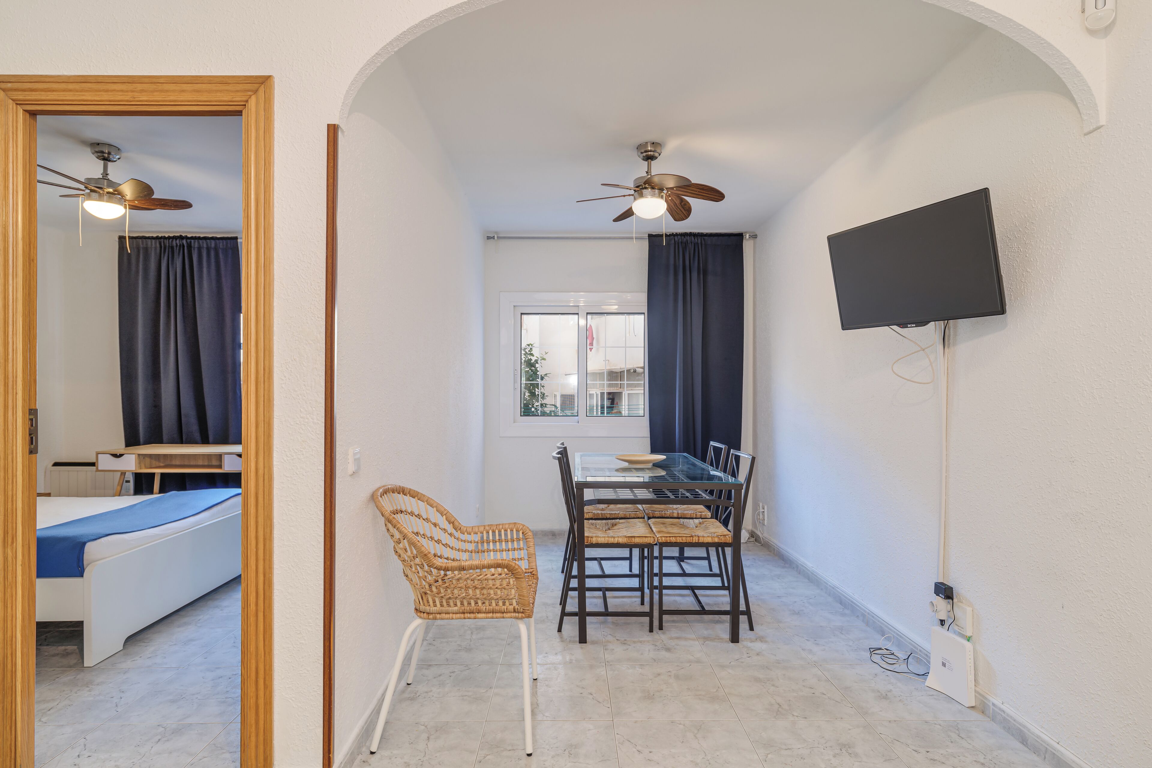 Een strijkplank/strijkijzer, reisbedje, gratis wifi, beddengoed