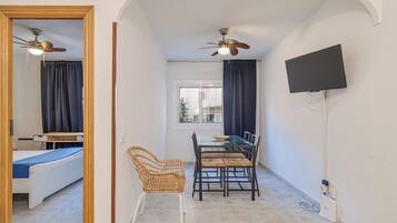 Een strijkplank/strijkijzer, reisbedje, gratis wifi, beddengoed