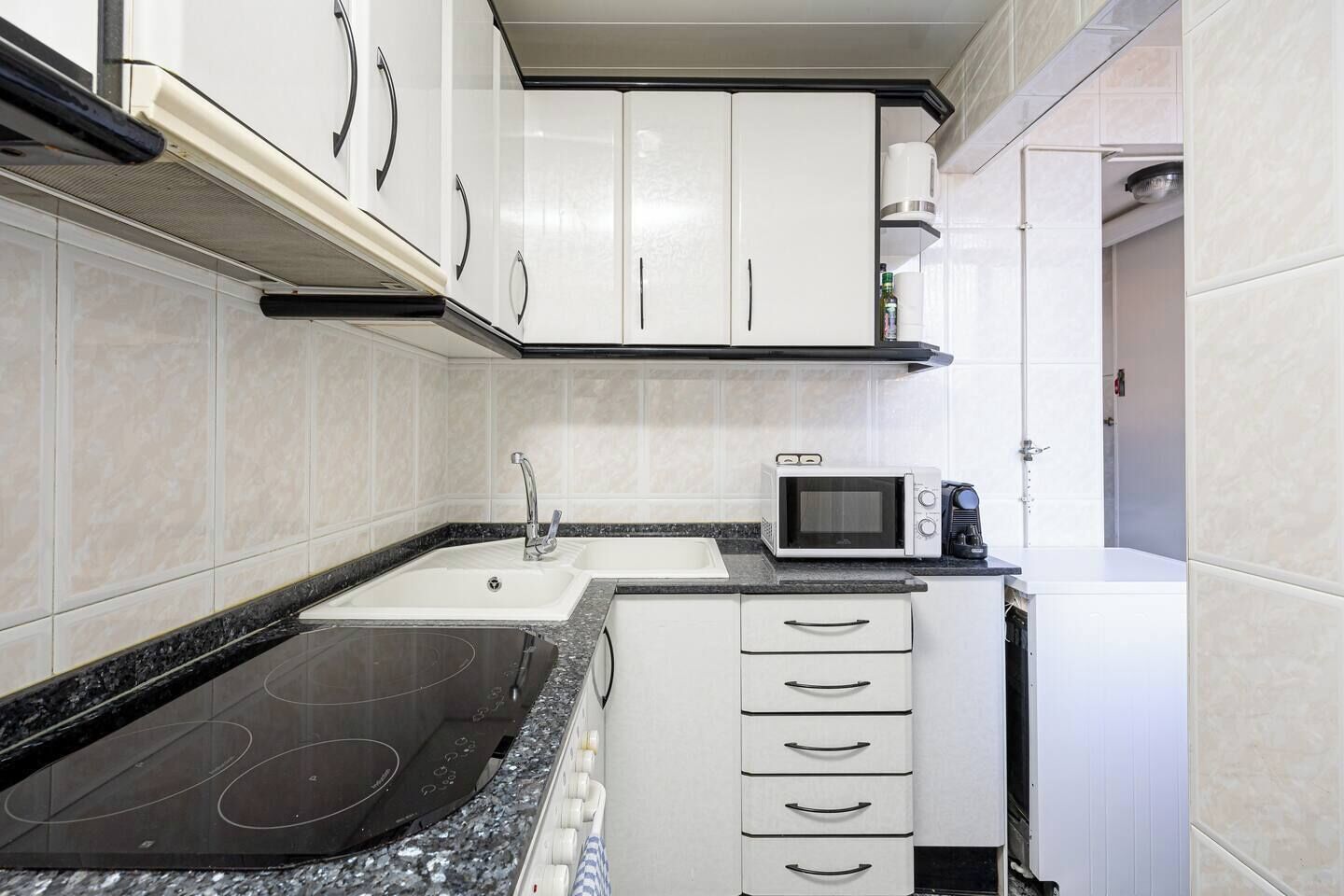 Geladeira, micro-ondas, fogão, cooktop