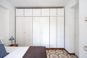 مكواة/لوح كي وسرير سفر وواي فاي مجانًا وملاءات أسرّة