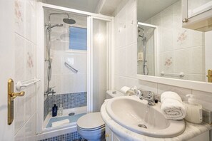 Hair dryer, towels, shampoo, toilet paper - Step into this delightful and snug 2-bedroom retreat, meticulously renovated and thoughtfully designed to offer a pleasant and cozy stay in Barcelona. (Cornellà de Llobregat)