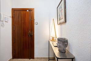 Interior - Step into this delightful and snug 2-bedroom retreat, meticulously renovated and thoughtfully designed to offer a pleasant and cozy stay in Barcelona. (Cornellà de Llobregat)
