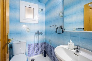 Séchoir à cheveux, serviettes fournies, shampooing