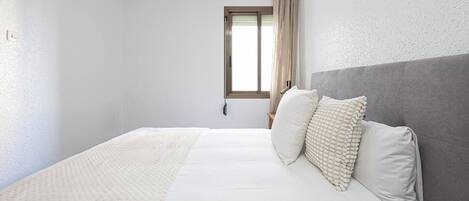 Fer et planche à repasser, lit parapluie, Wi-Fi gratuit, draps fournis