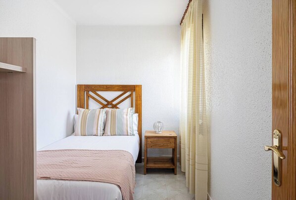 Iron/ironing board, travel cot, free WiFi, bed sheets