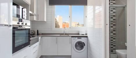 Kjøleskap, mikrobølgeovn, ovn og kokeplater