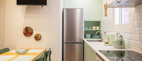 Køleskab, ovn, opvaskemaskine, kaffe-/temaskine