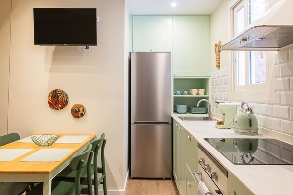 Køleskab, ovn, opvaskemaskine, kaffe-/temaskine