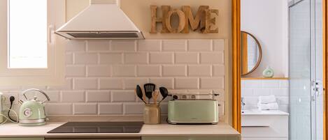 Refrigerador, horno, lavavajillas, cafetera/tetera