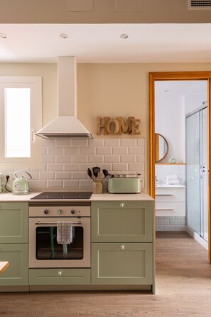 Køleskab, ovn, opvaskemaskine, kaffe-/temaskine