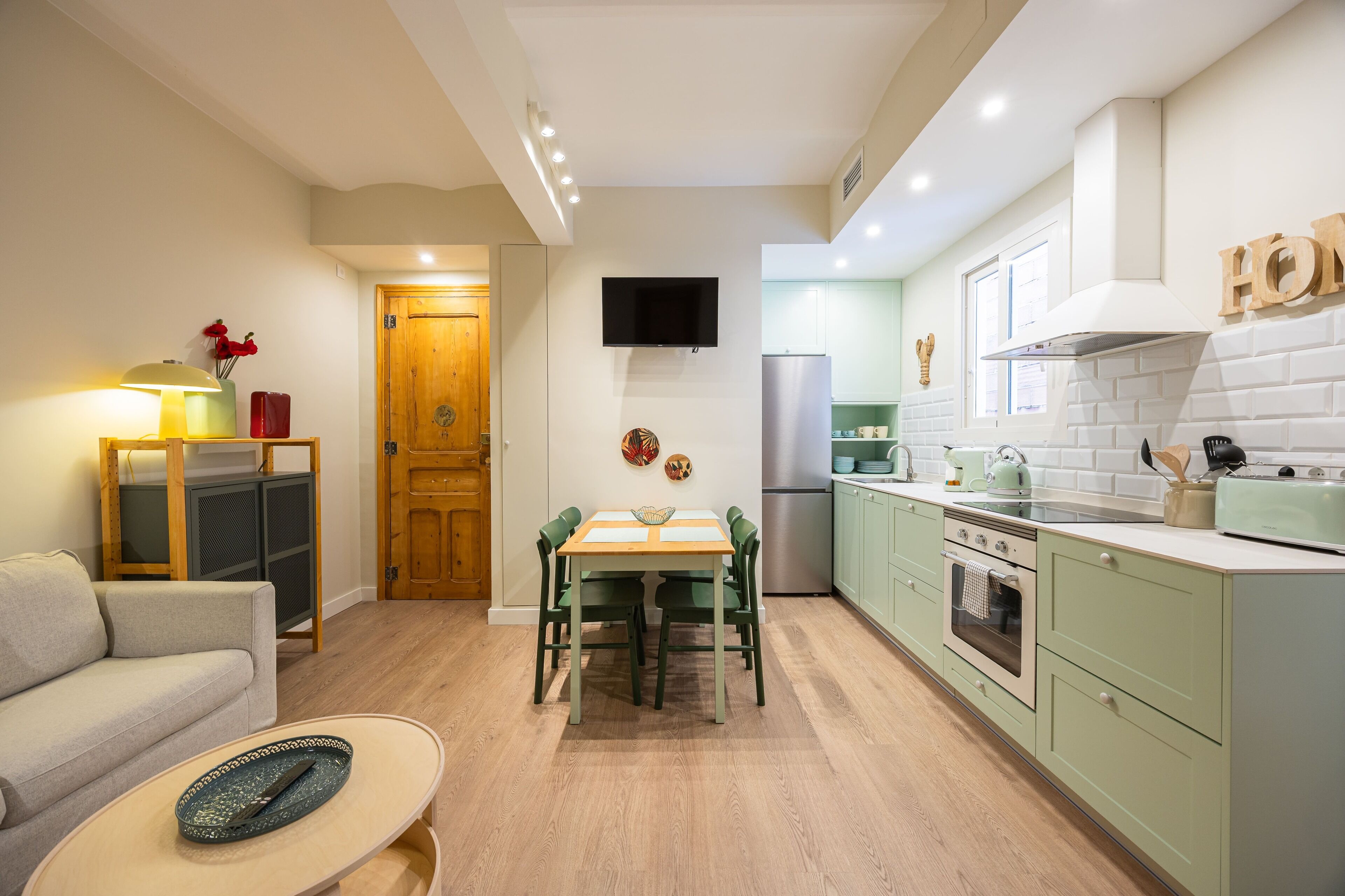 Fridge, oven, dishwasher, coffee/tea maker