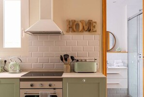 Réfrigérateur, four, lave-vaisselle, cafetière/bouilloire