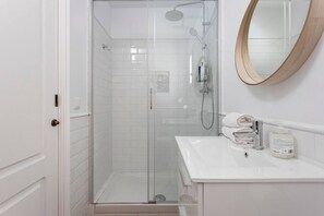 Hair dryer, towels, shampoo - Our apartment offers the best of both worlds — easy access to the city's vibrant highlights and a quiet escape to unwind. (Barcelona)
