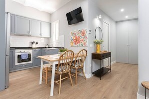 Fridge, oven, dishwasher, coffee/tea maker