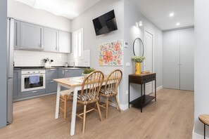 Fridge, oven, dishwasher, coffee/tea maker