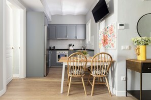 Fridge, oven, dishwasher, coffee/tea maker