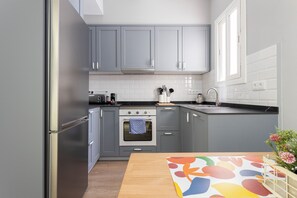 Fridge, oven, dishwasher, coffee/tea maker