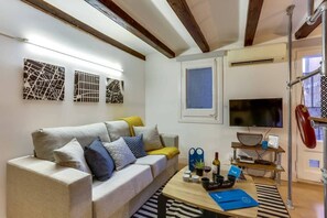 TV - This modern and thoughtfully designed loft combines industrial charm with warm, cozy comfort, creating the perfect atmosphere for a memorable stay. (Barcelona)