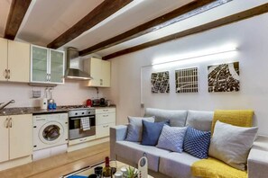 Interior - This modern and thoughtfully designed loft combines industrial charm with warm, cozy comfort, creating the perfect atmosphere for a memorable stay. (Barcelona)