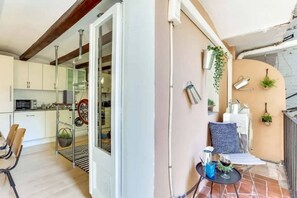 Kühlschrank, Mikrowelle, Ofen, Wasserkocher mit Kaffee-/Teezubehör