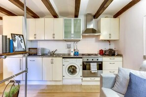 ثلاجة، ميكروويف، فرن، ماكينة لصنع القهوة/الشاي