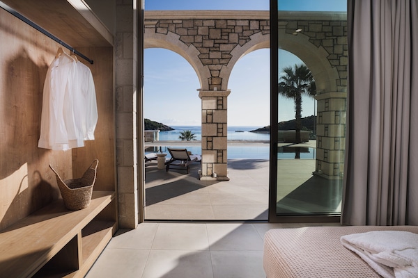 Suíte superluxo, vista para a piscina | Vista do quarto