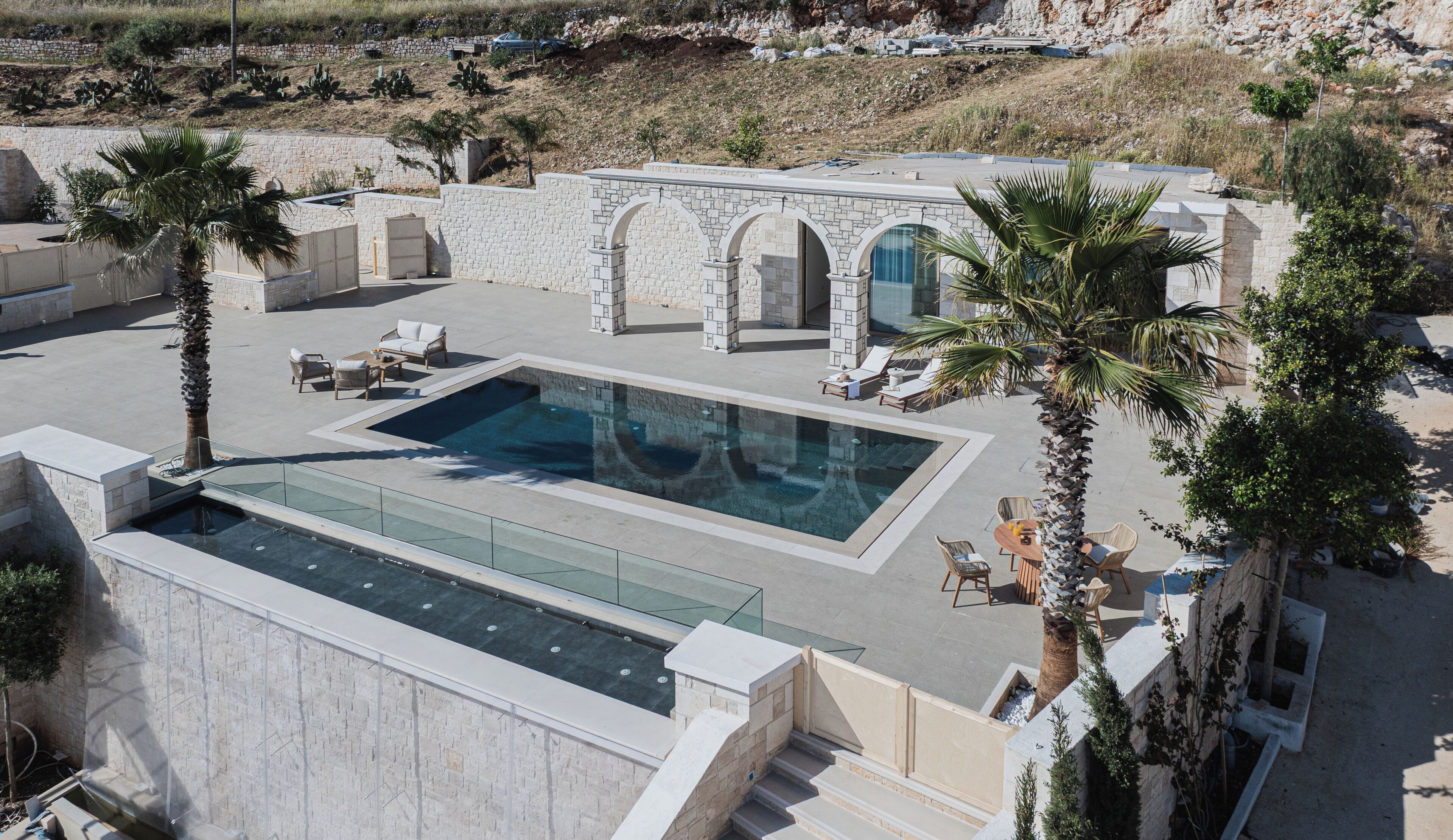 Suite Luxe, vue piscine | Façade de l’hébergement