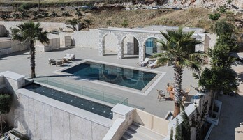 Luxury Suite, Pool View | Front of property