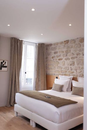 1 bedroom, laptop workspace, bed sheets - Hotel Tinah: Elegance and Comfort Near the Champs-elysees (Paris)