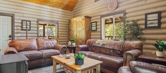 The Cabin - A Family and Dog Friendly Log Cabin Getaway in the pines, close to Discovery Ski Hill.