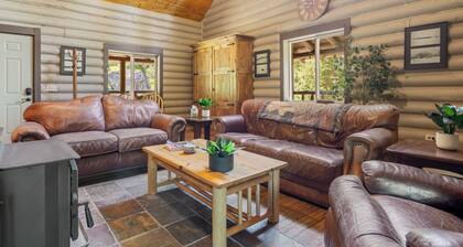 The Cabin - A Family and Dog Friendly Log Cabin Getaway in the pines, close to Discovery Ski Hill.
