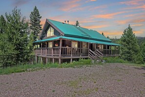 Exterior - The Cabin - A Family and Dog Friendly Log Cabin Getaway in the pines, close to Discovery Ski Hill. (Philipsburg)