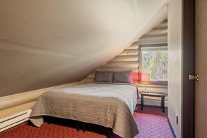 Free WiFi, bed sheets - The Cabin - A Family and Dog Friendly Log Cabin Getaway in the pines, close to Discovery Ski Hill. (Philipsburg)